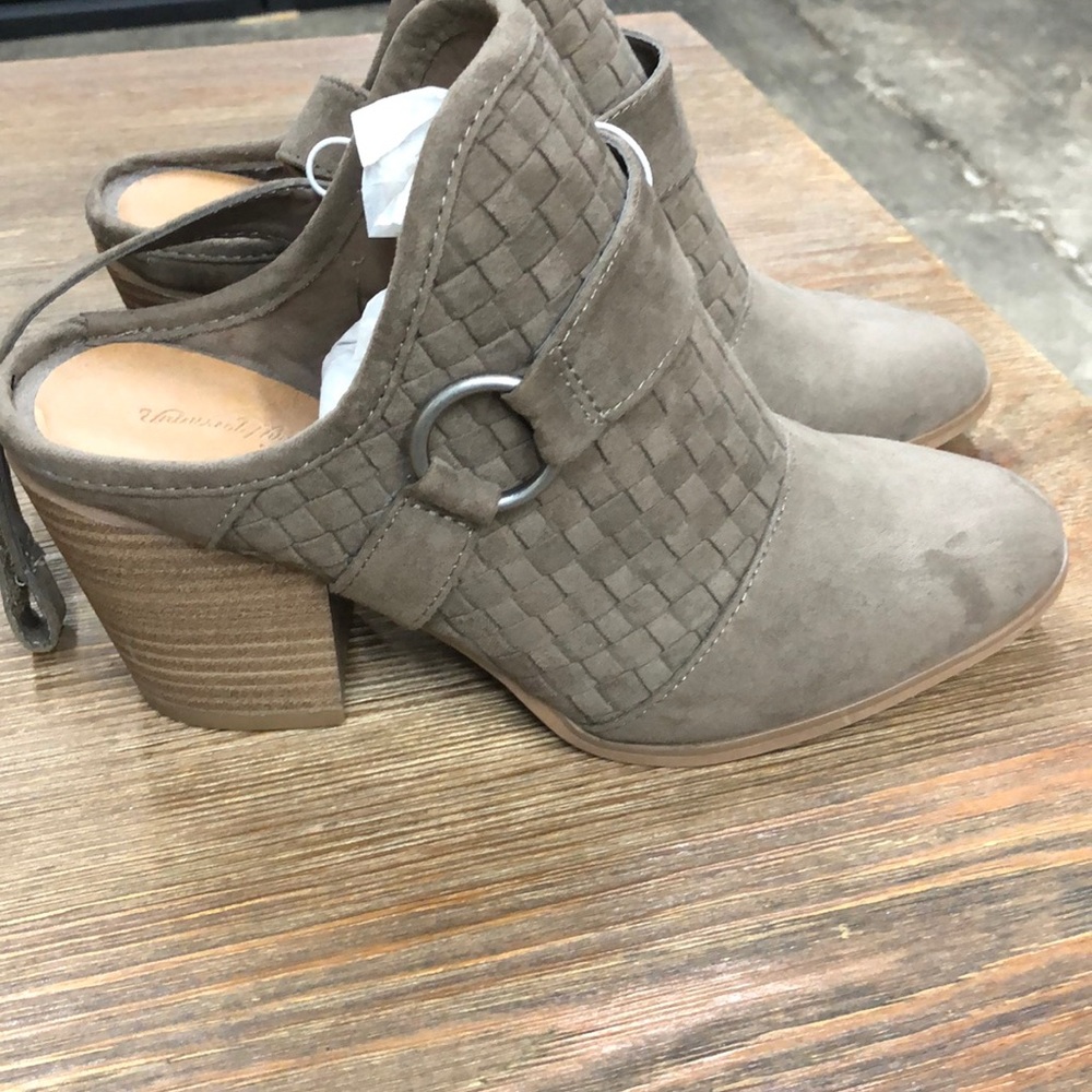 Universal Thread Size 8 “ Heel Nwt Color Taupe/Ol… - image 1